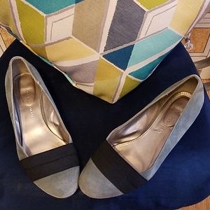 Dana Buchman Suede Wedge Shoes Size 9